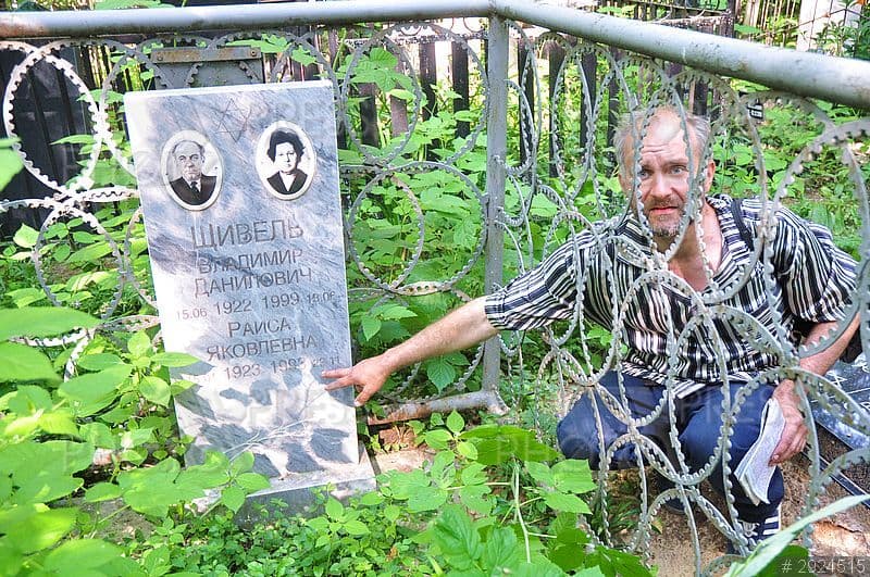 Anatolij Moskvin na jednom z cintorínov, zdroj: PhotoXPress