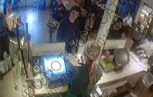 Kamerový záznam Elliota Rodgera zo Starbucks, zdroj: Wikipedia
