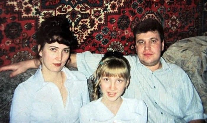 Olja Čardymova s rodičmi, zdroj: pikabu.ru