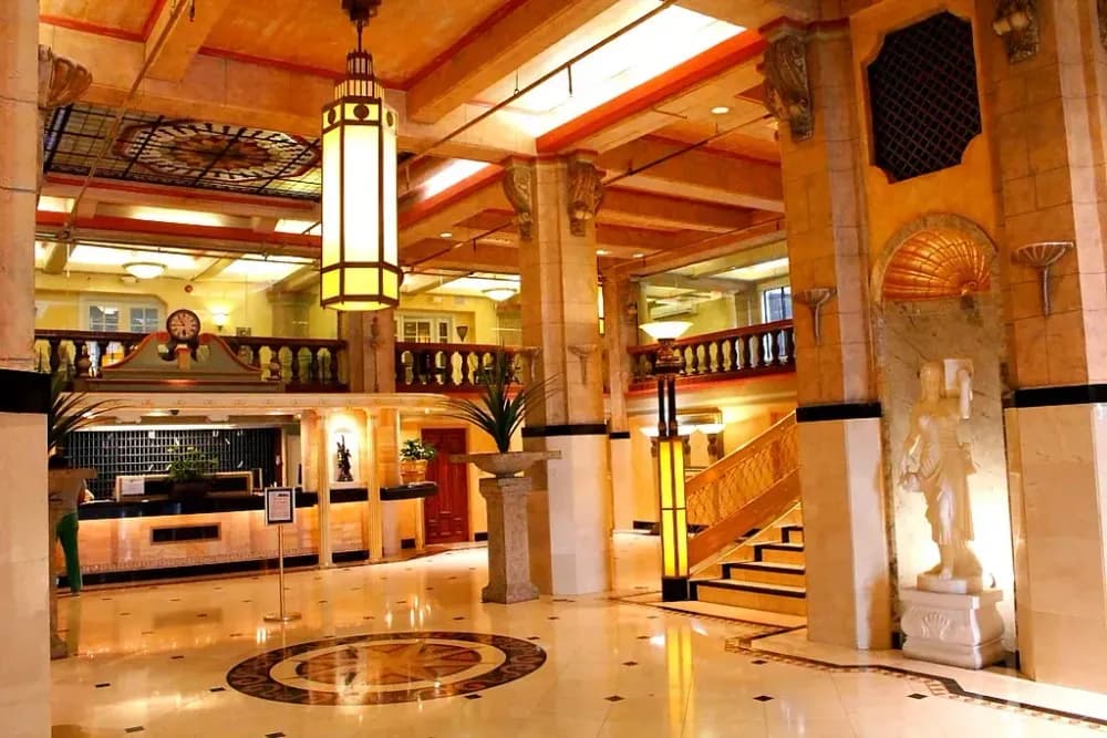 Recepcia Hotelu Cecil, zdroj: The Real Los Angeles Tours