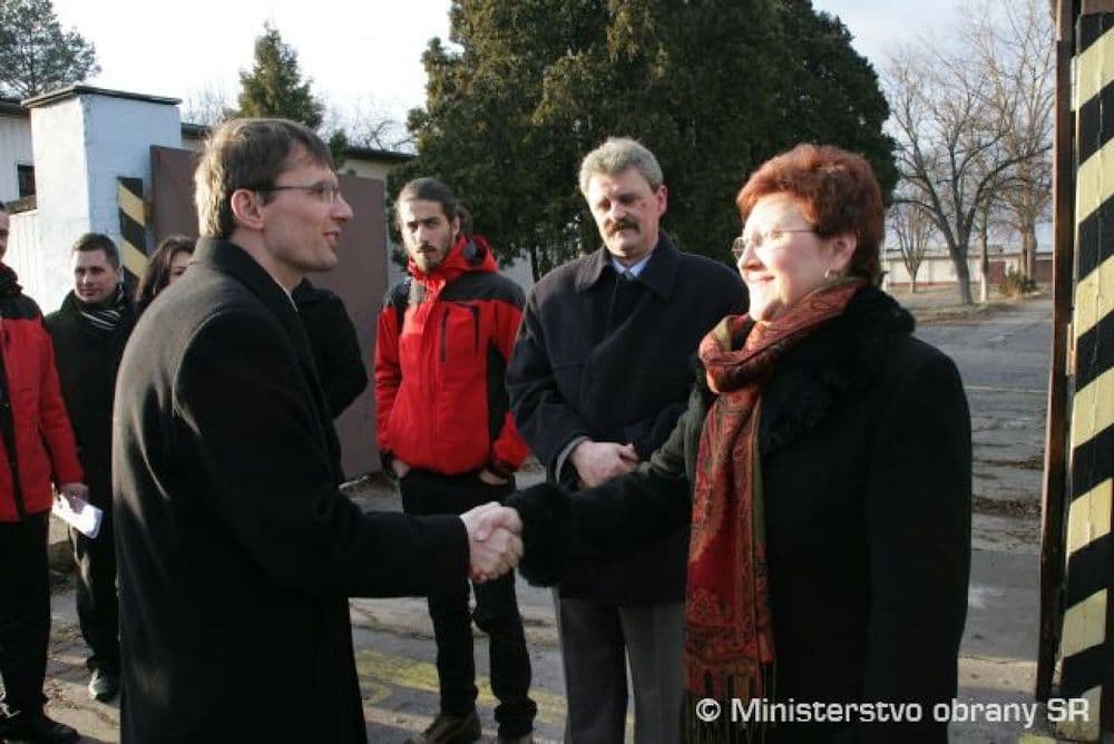 Starostka obce Nána Zuzana Matusková (vpravo), ktorá incident nahlásila, zdroj: Ministerstvo obrany SR