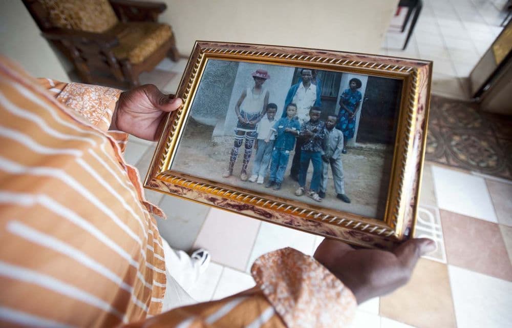 Fotografia Happyho s adoptívnou rodinou, zdroj: The Mail and Guardian