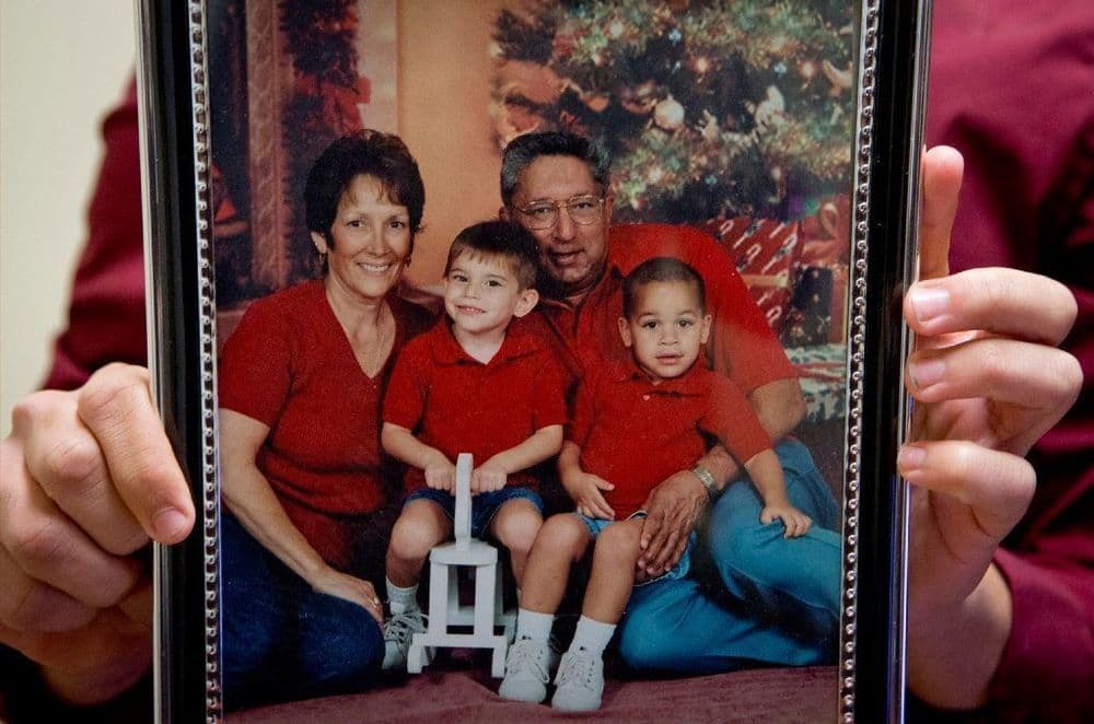 Nikolas s bratom Zacharym a adoptívnymi rodičmi Rogerom a Lyndou, zdroj: Sun Sentinel