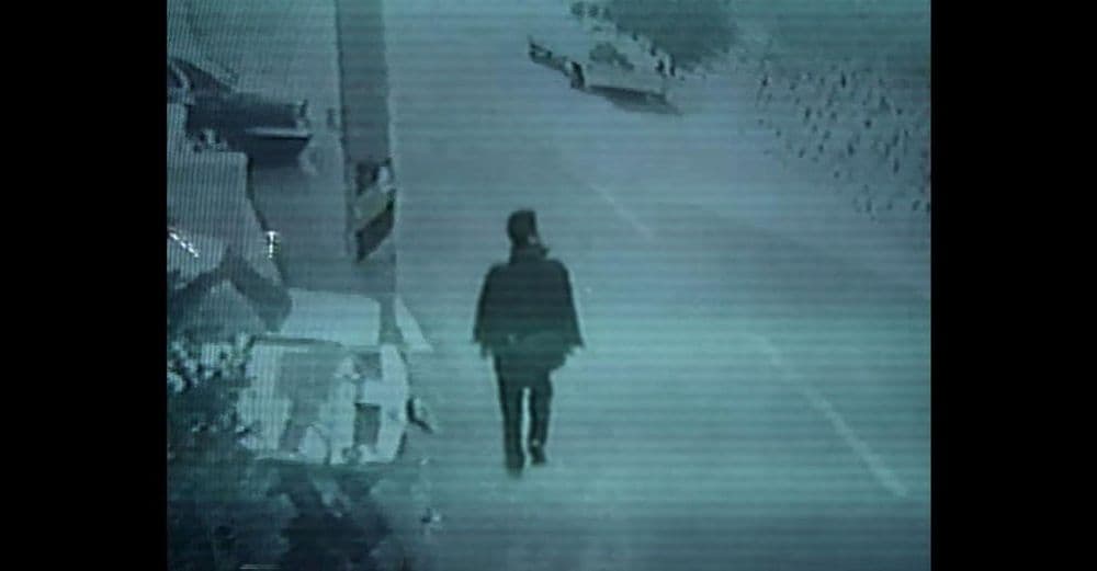 Vrah zachytený, ako opúšťa miesto činu, zdroj: IMDb