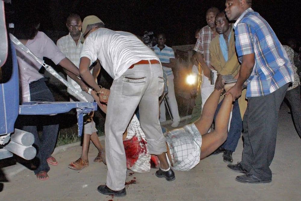 Odnášanie Makaburiho z miesta činu, zdroj: Mirror