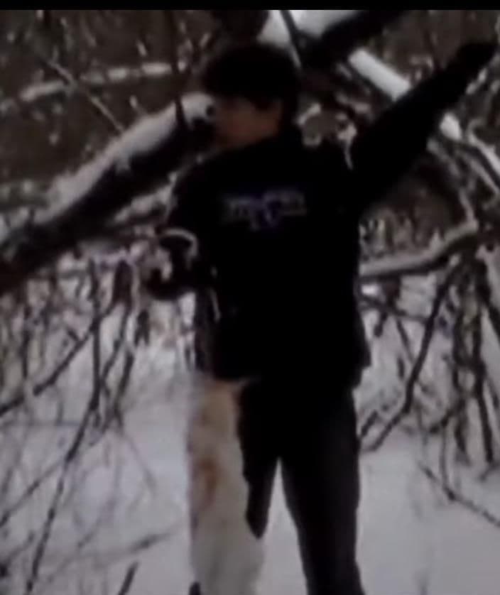 Viktor Sayenko hajluje s mŕtvym zvieraťom v ruke, zdroj: Reddit